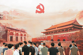 中国共产党领导的多党合作和政治协商制度是中国的一项基本政治制度。这一制度既植根中国土壤、彰显中国智慧，又积极借鉴和吸收人类政治文明优秀成果，是中国新型政党制度。